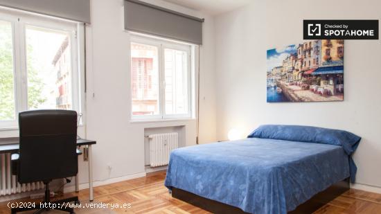 Habitación enorme con calefacción en un apartamento de 7 dormitorios, Malasaña - MADRID