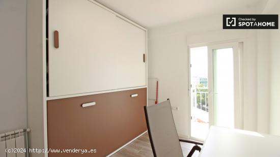 Gran habitación con ventana con vista a la calle en un apartamento de 4 dormitorios, Sant Martí - 