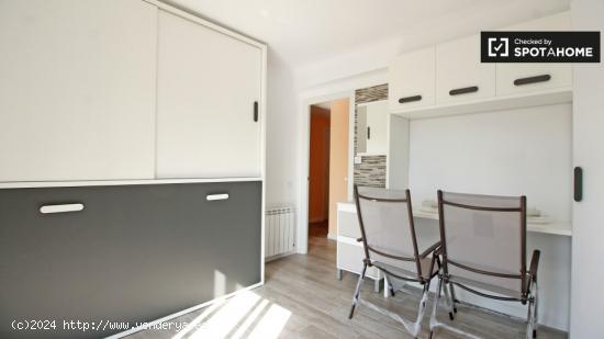 Habitación soleada con ventana con vista a la calle en un apartamento de 4 dormitorios, Sant Martí