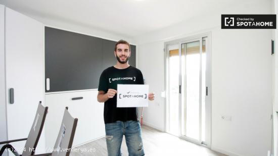 Habitación soleada con ventana con vista a la calle en un apartamento de 4 dormitorios, Sant Martí