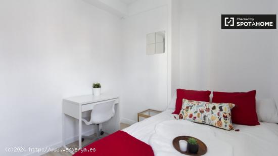 Habitación acogedora con escritorio en un apartamento de 15 habitaciones, Sol - MADRID