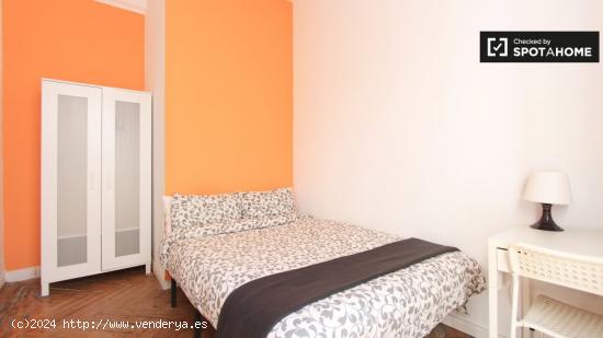 Dormitorio con calefacción en apartamento de 15 dormitorios, Sol - MADRID