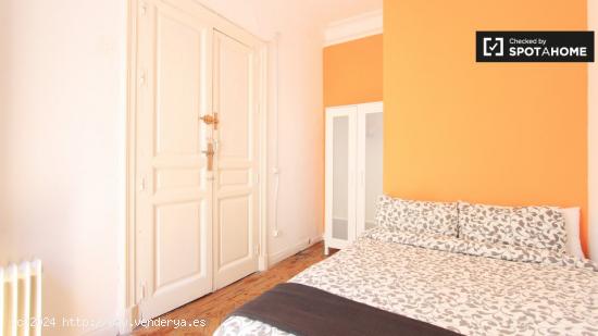 Dormitorio con calefacción en apartamento de 15 dormitorios, Sol - MADRID