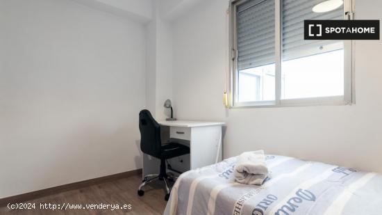 Habitación soleada con armario empotrado en un apartamento de 4 dormitorios, Benimaclet - VALENCIA