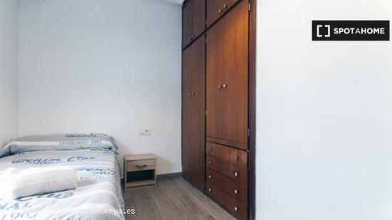 Habitación soleada con armario empotrado en un apartamento de 4 dormitorios, Benimaclet - VALENCIA