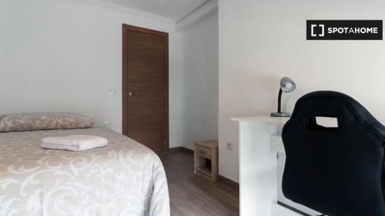 Habitación amueblada con escritorio en un apartamento de 4 dormitorios, Benimaclet - VALENCIA