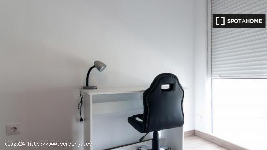 Habitación amueblada con escritorio en un apartamento de 4 dormitorios, Benimaclet - VALENCIA