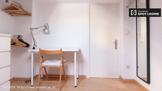 Habitación amueblada con calefacción en apartamento de 4 dormitorios, Sol - MADRID