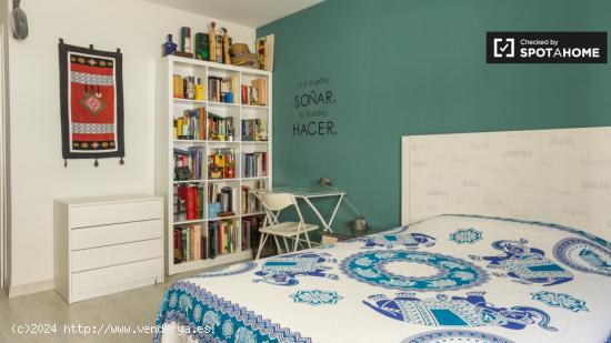 Habitación grande con calefacción en apartamento de 3 dormitorios, cerca de Chamberí. - MADRID