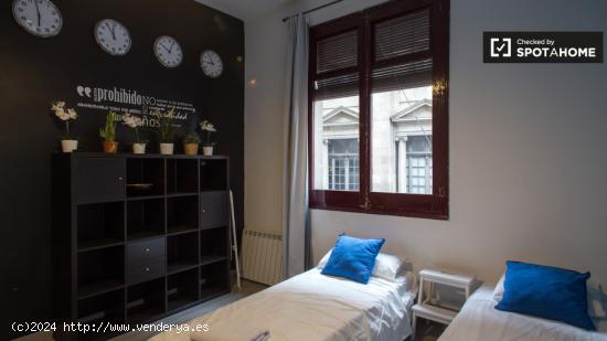 Hermosa habitación con escritorio en un apartamento de 10 habitaciones, Barri Gòtic - BARCELONA