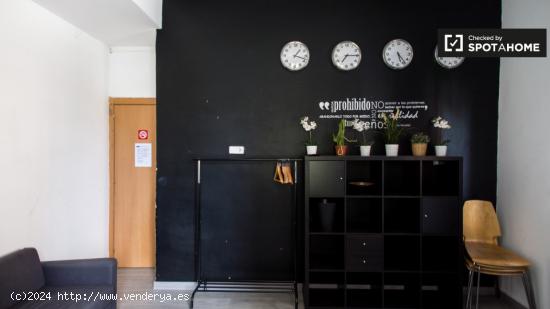 Hermosa habitación con escritorio en un apartamento de 10 habitaciones, Barri Gòtic - BARCELONA