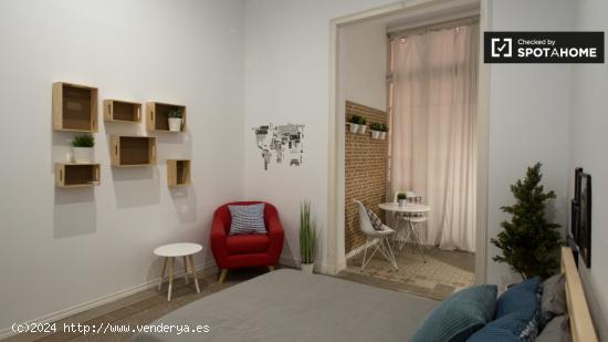 Alquile una habitación con A / C en un apartamento de 8 habitaciones, Gracia - BARCELONA