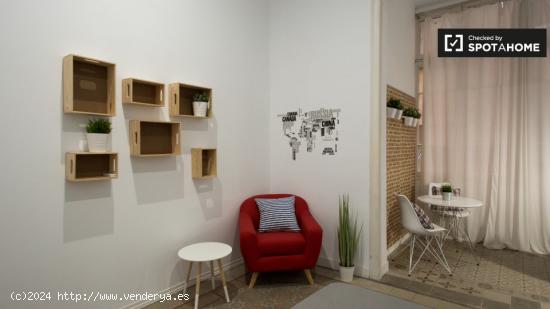 Alquile una habitación con A / C en un apartamento de 8 habitaciones, Gracia - BARCELONA