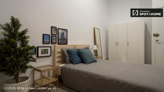 Alquile una habitación con A / C en un apartamento de 8 habitaciones, Gracia - BARCELONA