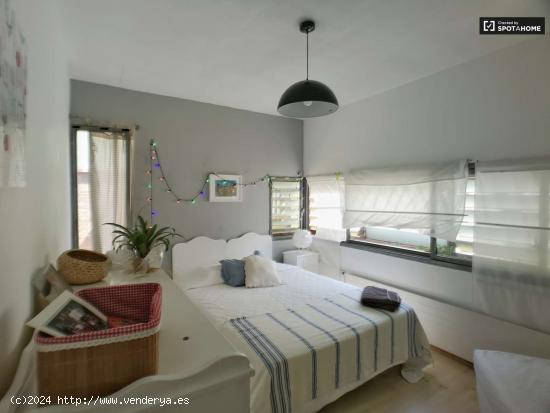  Amplia habitación con cómoda en piso compartido, Sarrià-Sant Gervasi - BARCELONA 