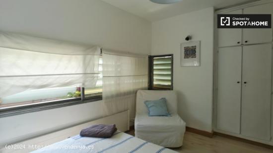 Amplia habitación con cómoda en piso compartido, Sarrià-Sant Gervasi - BARCELONA