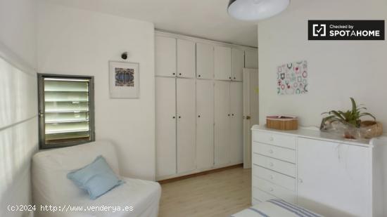 Amplia habitación con cómoda en piso compartido, Sarrià-Sant Gervasi - BARCELONA