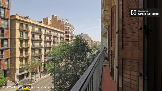 Relajante habitación con armario independiente en el piso compartido, Eixample - BARCELONA