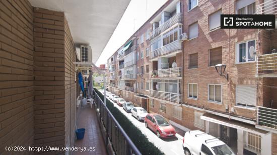 Habitación soleada con escritorio en un apartamento de 5 dormitorios en Alcalá de Henares - MADRID