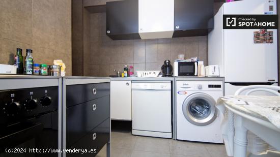 Habitación equipada con amplio espacio de almacenamiento en un apartamento de 5 dormitorios en Alca