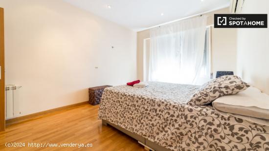 Habitación luminosa con parejas permitidas en un apartamento de 6 dormitorios, Algirós - VALENCIA