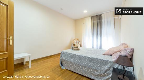 Habitación amueblada con parejas permitidas en un apartamento de 6 dormitorios, Algirós - VALENCIA