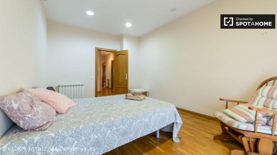 Habitación amueblada con parejas permitidas en un apartamento de 6 dormitorios, Algirós - VALENCIA