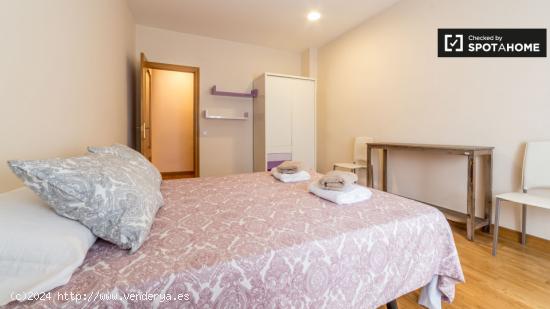 Habitación soleada con estantería en un apartamento de 6 dormitorios, Algirós - VALENCIA