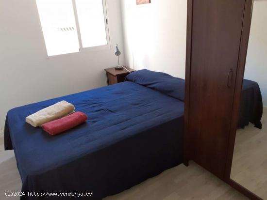 Habitación luminosa con escritorio en el apartamento compartido, Poblats Marítims - VALENCIA