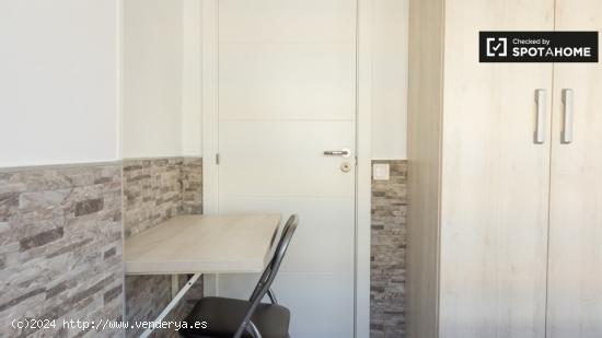 Habitación enorme con armario independiente en el apartamento compartido, Casa de Campo - MADRID