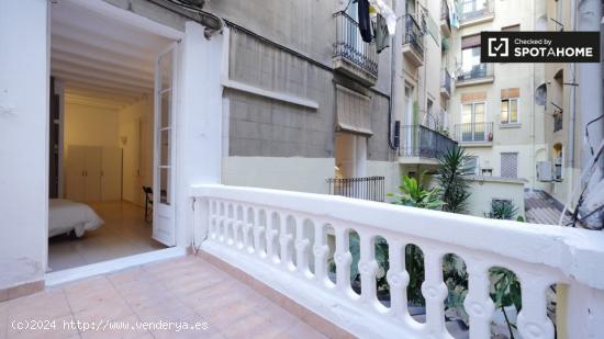 Se alquila habitación ordenada en un apartamento de 5 dormitorios cerca de La Rambla, Barcelona - B