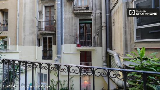 Se alquila habitación ordenada en un apartamento de 5 dormitorios cerca de La Rambla, Barcelona - B