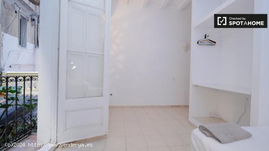 Se alquila habitación ordenada en un apartamento de 5 dormitorios cerca de La Rambla, Barcelona - B