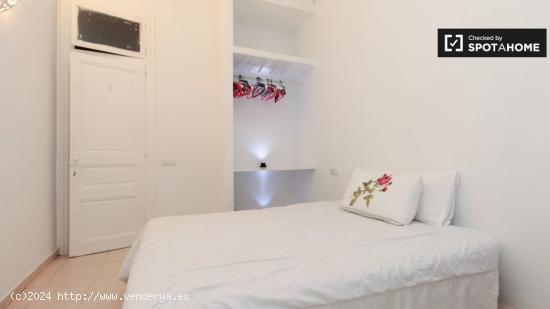 Se alquila habitación ordenada en un apartamento de 5 dormitorios cerca de La Rambla, Barcelona - B