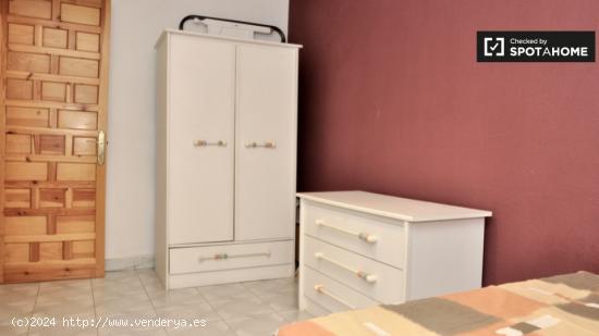 Habitación amueblada con ventana con vistas al patio en piso compartido, L'Hospitalet de Llobregat 