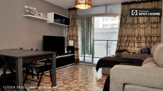 Habitación amueblada con ventana con vistas al patio en piso compartido, L'Hospitalet de Llobregat 