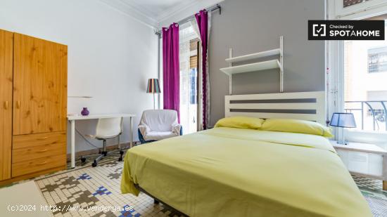 Relajante habitación con balcón en un apartamento de 3 dormitorios, Eixample - VALENCIA