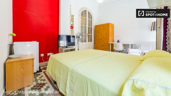 Relajante habitación con balcón en un apartamento de 3 dormitorios, Eixample - VALENCIA