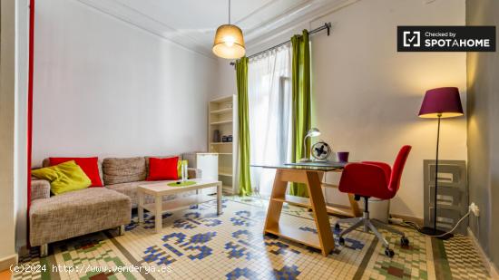 Relajante habitación con balcón en un apartamento de 3 dormitorios, Eixample - VALENCIA