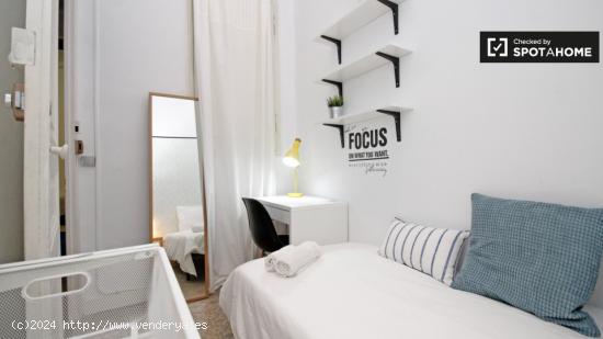 Alquile una habitación con A / C en un apartamento de 8 habitaciones, Gracia - BARCELONA