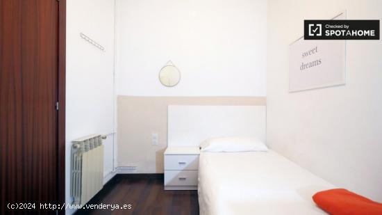 Acogedora habitación en alquiler en un gran apartamento de 6 dormitorios en el moderno Eixample Dre