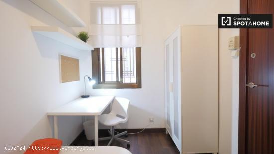 Acogedora habitación en alquiler en un gran apartamento de 6 dormitorios en el moderno Eixample Dre