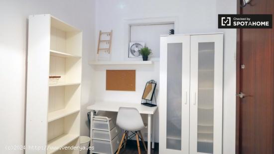 Se alquila habitación grande en amplio apartamento de 6 dormitorios en Eixample Dreita - BARCELONA