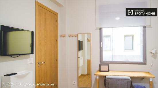 Acogedora habitación con calefacción en un apartamento de 6 dormitorios, Argüelles - MADRID