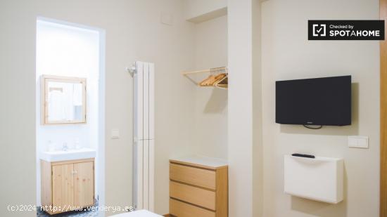 Acogedora habitación con calefacción en un apartamento de 6 dormitorios, Argüelles - MADRID