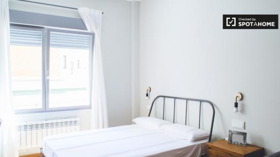 Habitación privada con armario empotrado en un apartamento de 6 dormitorios, Argüelles - MADRID