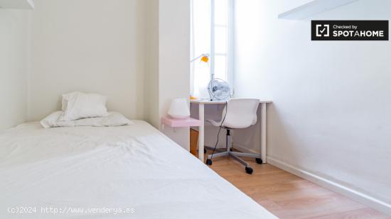 Habitación ideal con cómoda en el apartamento de 5 dormitorios, Extramurs - VALENCIA