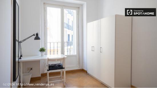 Alojamiento con balcón en apartamento de 7 dormitorios, Lavapiés - MADRID