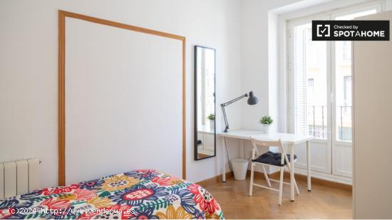 Alojamiento con balcón en apartamento de 7 dormitorios, Lavapiés - MADRID