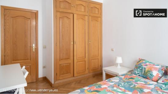 Alojamiento con estantería en apartamento de 7 dormitorios, Lavapiés - MADRID